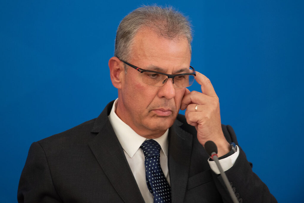 joias:-ex-ministro-de-bolsonaro-e-condenado-pela-comissao-de-etica