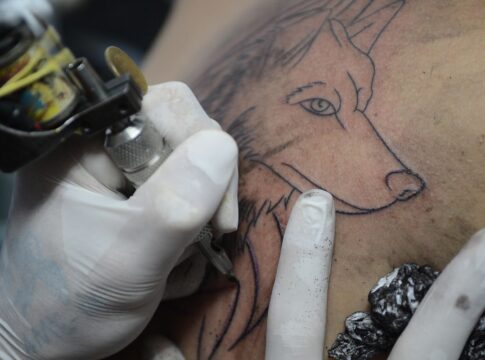 cfm-proibe-anestesia-para-a-realizacao-de-tatuagens