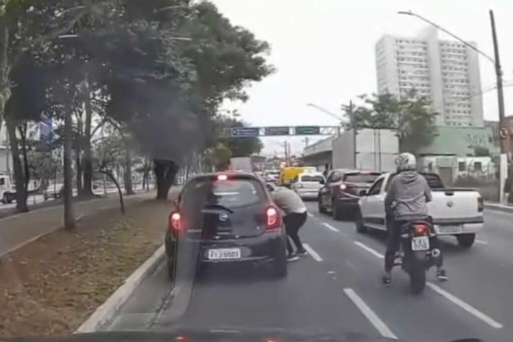 gangue-da-cotovelada:-dupla-em-moto-rouba-motorista-no-transito.-veja