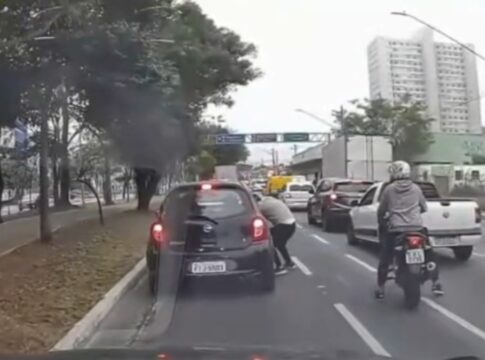 gangue-da-cotovelada:-dupla-em-moto-rouba-motorista-no-transito.-veja