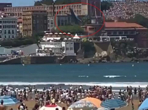 video:-caca-faz-manobra-arriscada-e-voa-baixo-durante-show-aereo