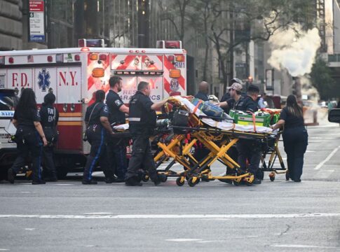 ataque-a-tiros-em-famosa-avenida-de-nova-york-deixa-ao-menos-5-mortos