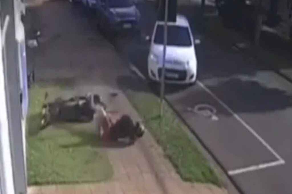 pr:-adolescente-com-moto-furtada-foge-da-pm-e-bate-em-carro.-video