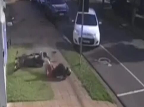 pr:-adolescente-com-moto-furtada-foge-da-pm-e-bate-em-carro.-video