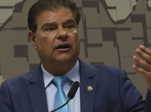 senadores-brasileiros-buscam-dialogo-sobre-tarifas-impostas-por-trump