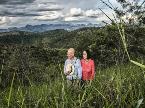 da-terra-devastada-a-floresta-em-pe,-com-sebastiao-salgado 