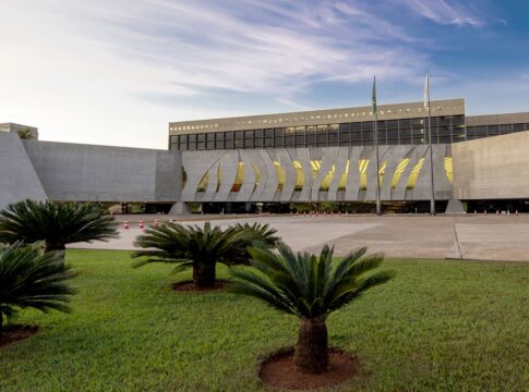 mae-aguarda-que-irlanda-devolva-ao-brasil-filhas-retiradas-de-casa