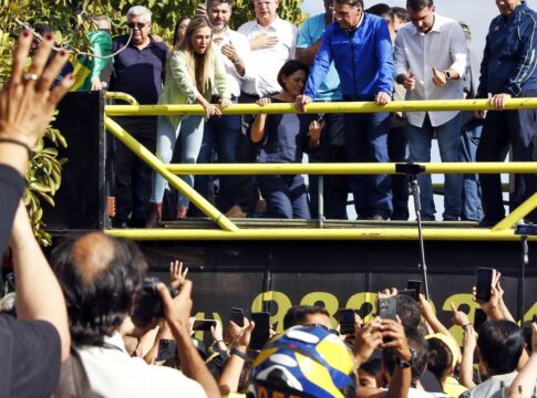de-tornozeleira,-bolsonaro-participa-de-motociata-em-brasilia