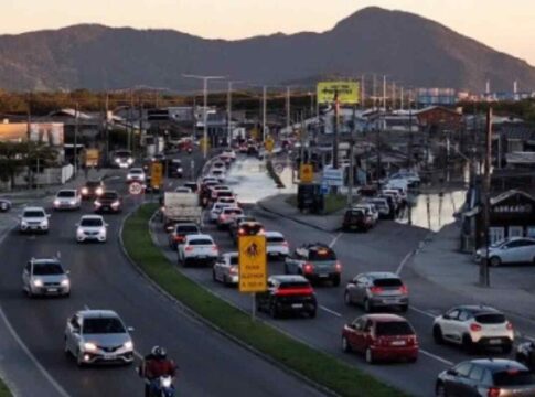 mare-alta-invade-rodovias-em-florianopolis-e-provoca-transito-intenso