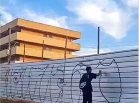 video:-pichador-nao-se-intimida-e-depreda-tapume-a-luz-do-dia-no-df