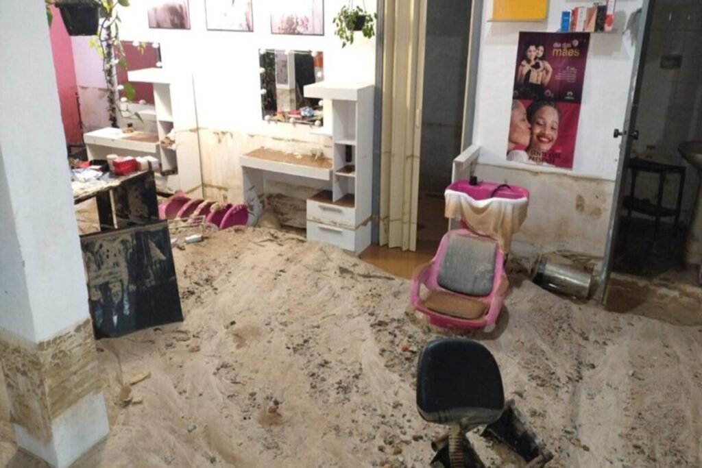adutora-rompe-e-alaga-casas-de-familias-em-florianopolis