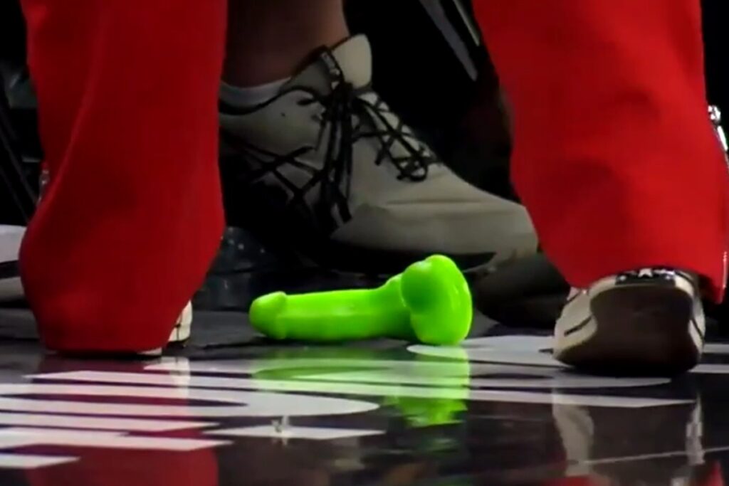video:-torcedor-joga-penis-de-borracha-em-quadra-de-jogo-da-wnba