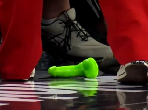 video:-torcedor-joga-penis-de-borracha-em-quadra-de-jogo-da-wnba