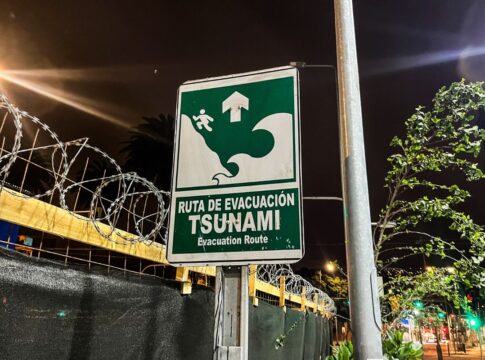 ao-menos-1,5-milhao-de-chilenos-sao-evacuados-apos-risco-de-tsunami