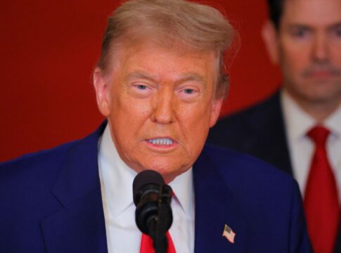 trump-assina-tarifa-de-50%-e-considera-brasil-ameaca-aos-eua