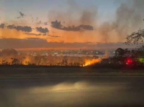 video:-incendio-destroi-area-verde-proximo-a-residencias-no-lago-sul