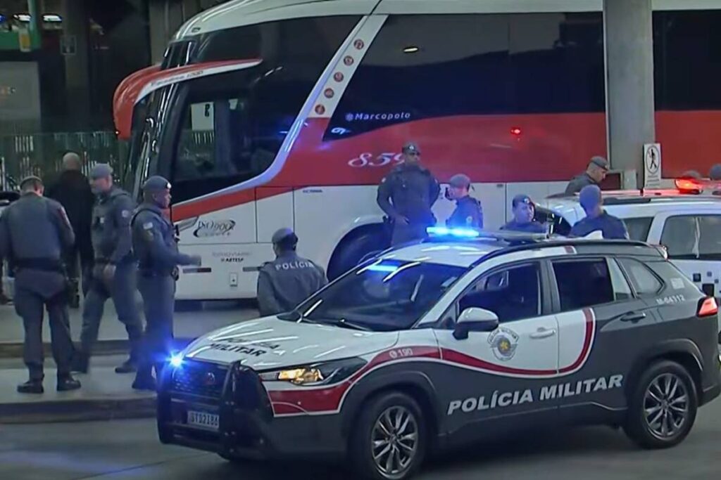 pm-atira-em-suspeito-dentro-de-onibus-e-causa-confusao-na-barra-funda