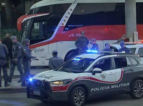 pm-atira-em-suspeito-dentro-de-onibus-e-causa-confusao-na-barra-funda