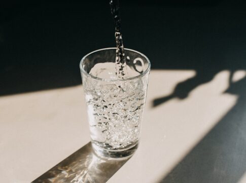 estabelecimentos-de-sp-nao-sao-obrigados-a-oferecer-“agua-da-casa”