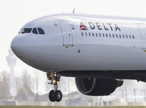 voo-da-delta-e-desviado-nos-eua-apos-forte-turbulencia,-diz-jornal