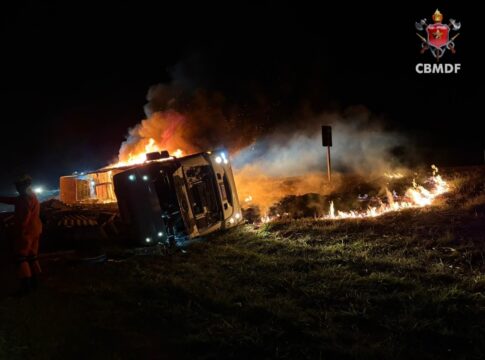 fotos:-caminhao-pega-fogo-apos-tombar-na-br-020,-no-distrito-federal