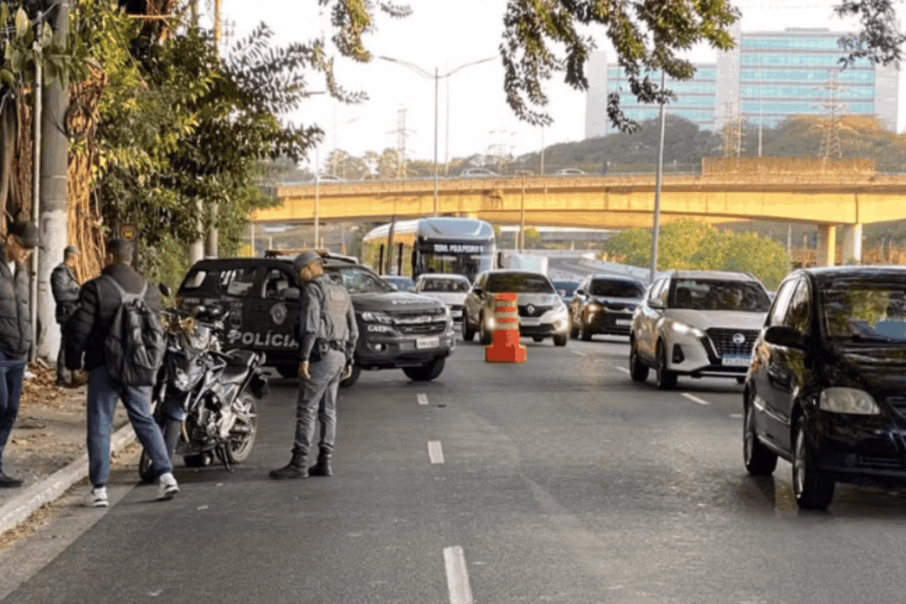 pm-reage-a-assalto-e-atira-contra-suspeitos-na-marginal-pinheiros