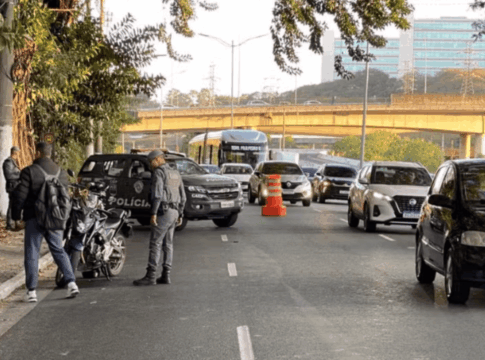 pm-reage-a-assalto-e-atira-contra-suspeitos-na-marginal-pinheiros