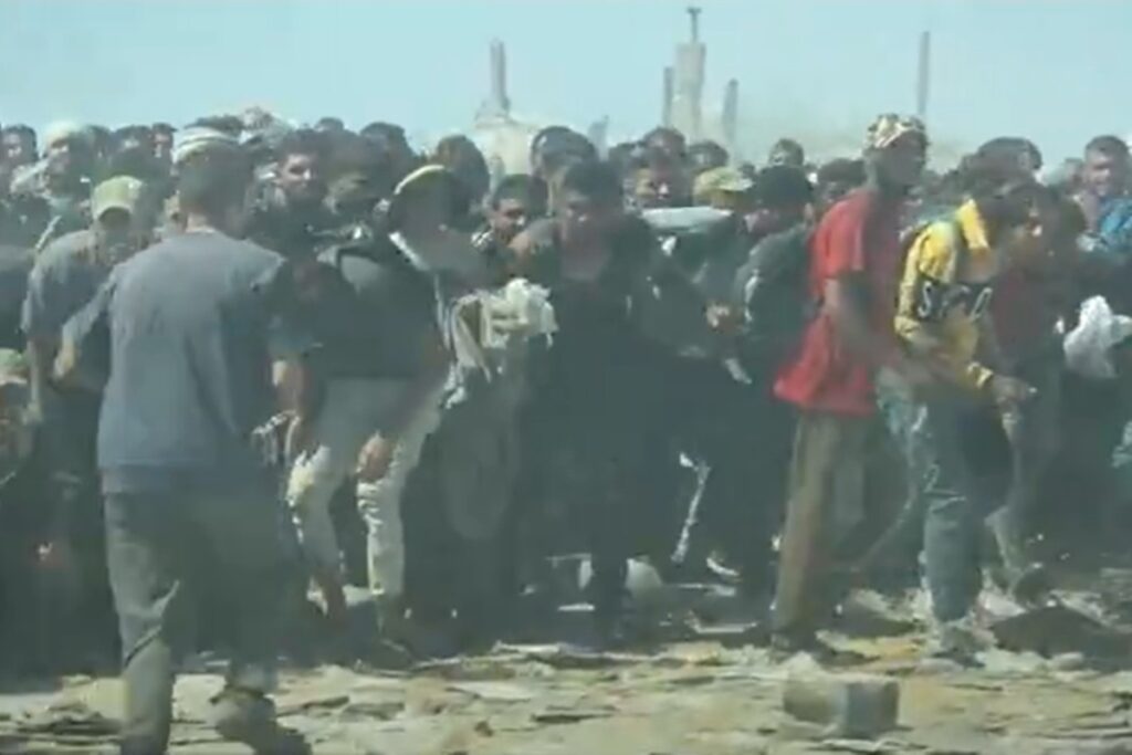 video.-multidao-avanca-em-caminhoes-de-comida-em-gaza-sob-som-de-tiros