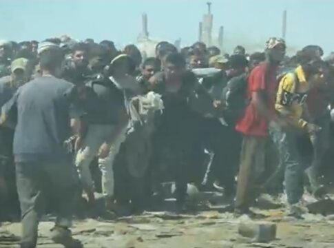 video.-multidao-avanca-em-caminhoes-de-comida-em-gaza-sob-som-de-tiros