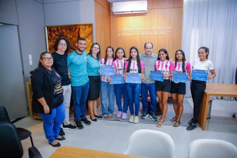 Prefeitura de Cruzeiro do Sul homenageia time de futsal de escola rural que vai representar o município na etapa nacional dos Jogos Escolares
