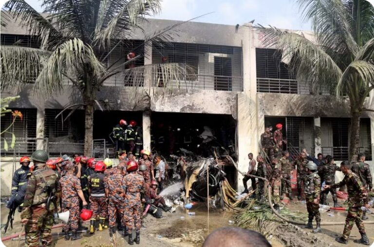 Avião militar cai em campus de faculdade em Bangladesh; 19 morrem e dezenas ficam feridos