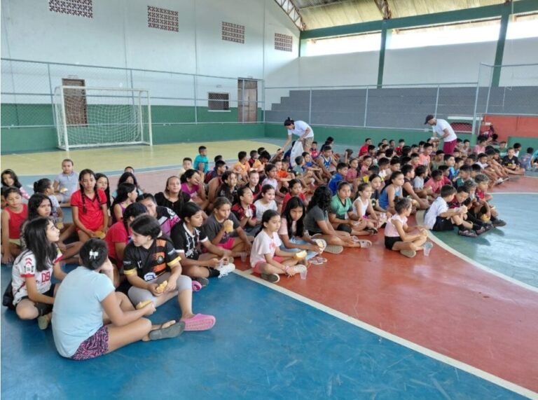 Escolinha de Futebol Orleir Cameli promove inclusão social e emociona crianças em Tarauacá