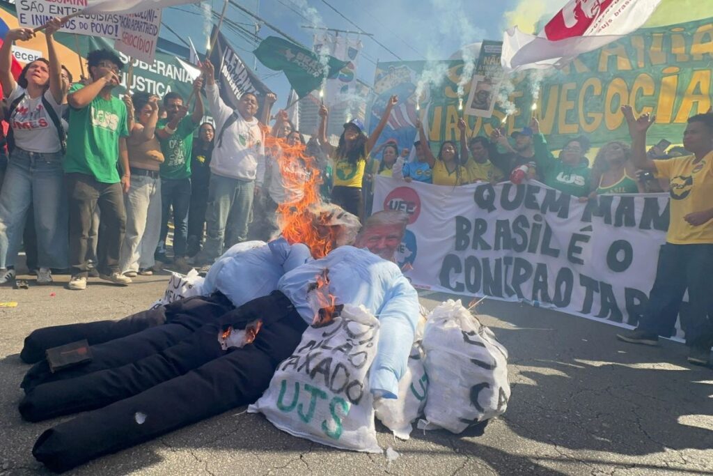 em-sp,-manifestantes-poe-fogo-em-“trump”-em-ato-no-consulado-dos-eua