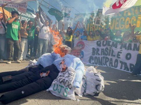 em-sp,-manifestantes-poe-fogo-em-“trump”-em-ato-no-consulado-dos-eua