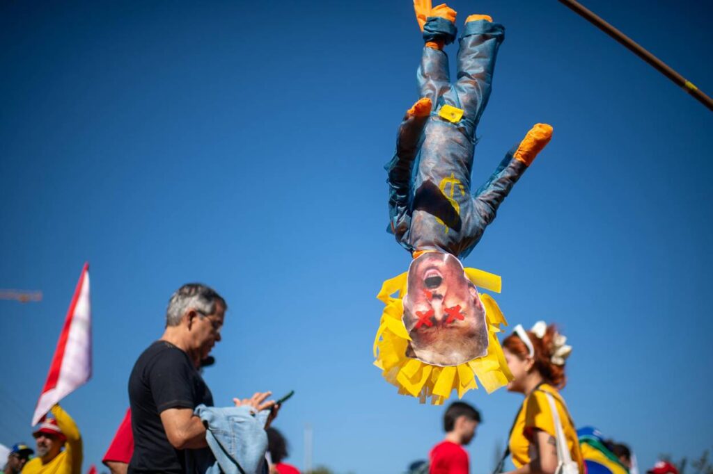 ato-pro-soberania-tem-queima-de-boneco-de-trump-e-de-bandeira-dos-eua