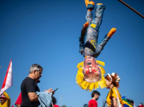 ato-pro-soberania-tem-queima-de-boneco-de-trump-e-de-bandeira-dos-eua