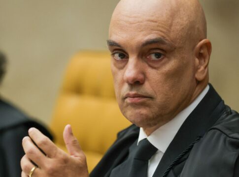 moraes-compara-atos-de-eduardo-bolsonaro-nos-eua-a-tentativa-de-golpe