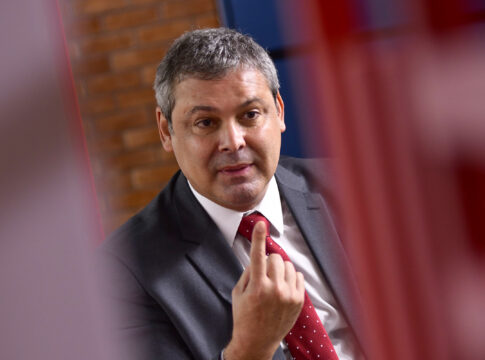 efeito-eduardo:-lider-do-pt-quer-criar-crime-de-alta-traicao-a-patria