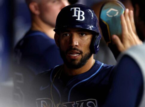 inusitado:-atleta-de-beisebol-troca-de-equipe-durante-partida-da-mlb