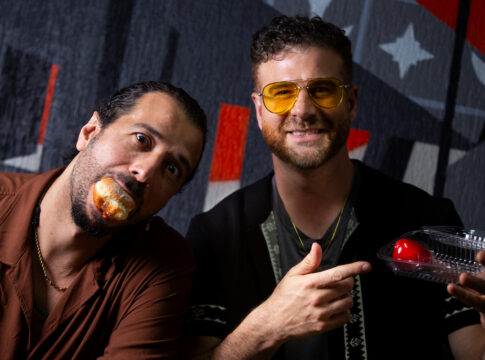 morango-do-amor?-banda-magic!-testa-doce-famoso-e-reage