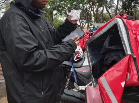 entregador-usa-conta-de-bike-para-fazer-delivery-de-moto-sem-cnh
