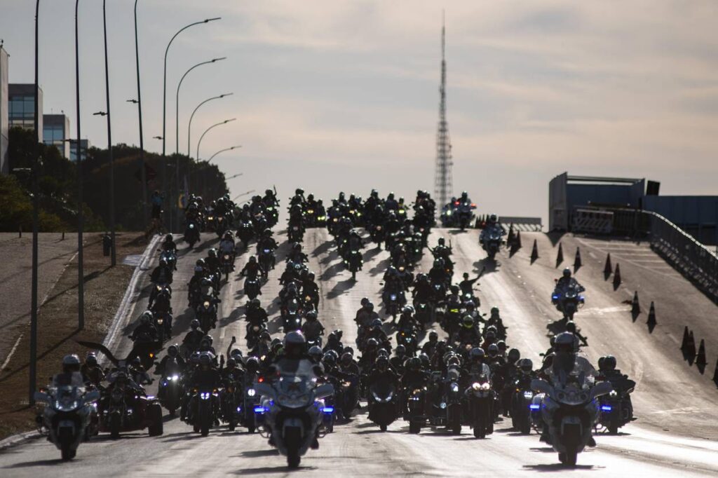 video:-desfile-com-centenas-de-motociclistas-encerra-capital-moto-week