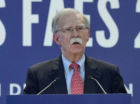 ex-conselheiro-de-trump-fala-que-mover-submarinos-“e-muito-arriscado”