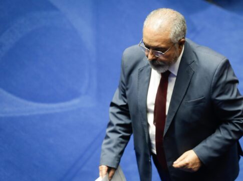 senador-do-pt-pagou-r$-74-mil-a-blogueiro-que-ja-ligou-moraes-ao-pcc