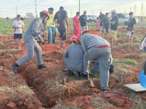 menino-de-10-anos-e-salvo-apos-cair-em-buraco-ao-soltar-pipa-em-sp
