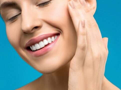 dentista-revela-alimentos-que-ajudam-a-clarear-o-sorriso-naturalmente