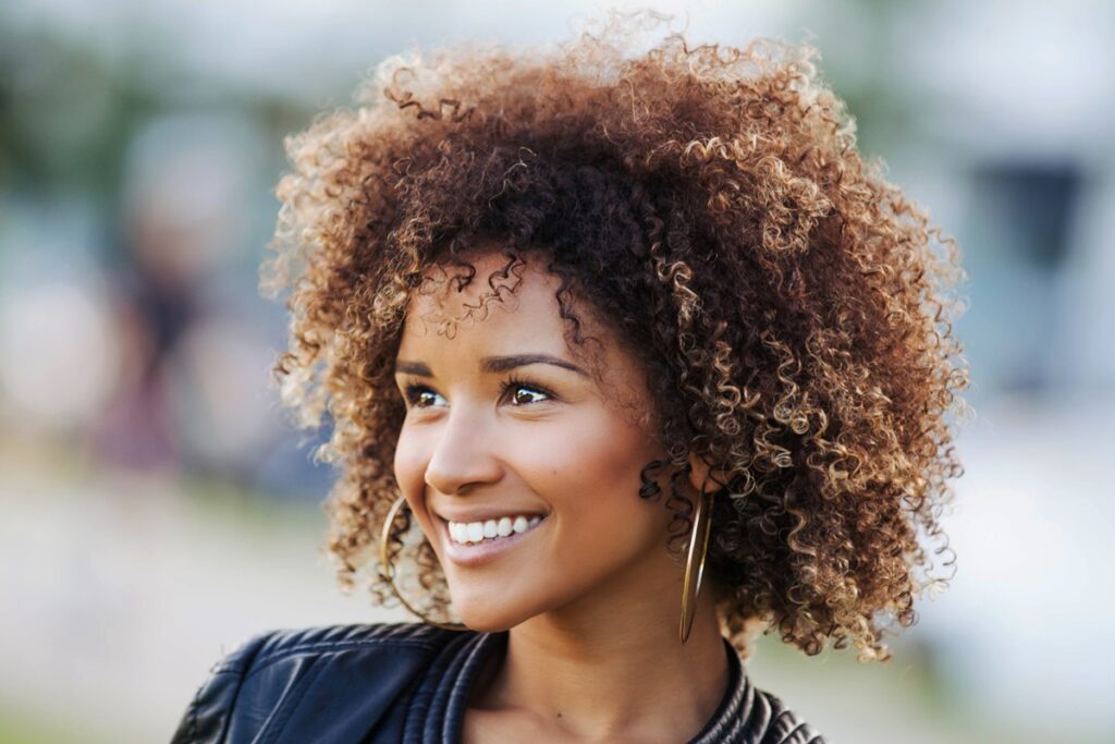 4-tons-de-cabelo-que-iluminam-o-rosto-e-valorizam-a-beleza-natural