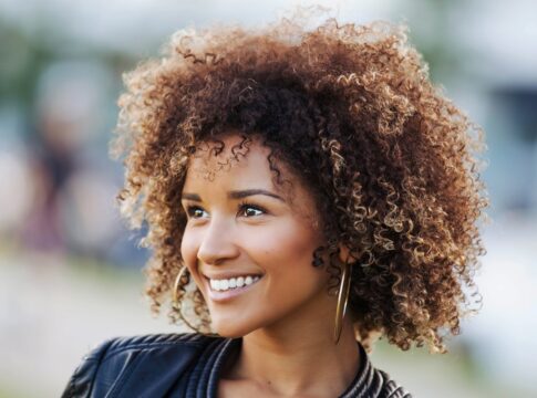 4-tons-de-cabelo-que-iluminam-o-rosto-e-valorizam-a-beleza-natural