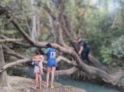 criancas-sao-resgatadas-apos-pular-em-corrego-para-salvar-bebe