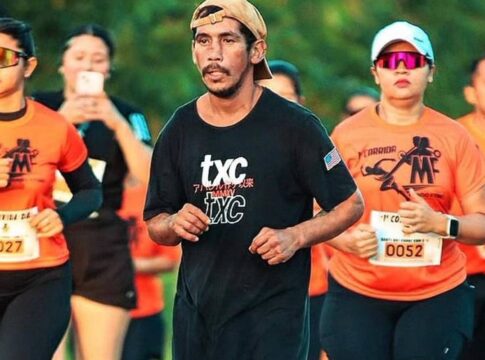 video:-de-chinelo-e-bebado,-corredor-faz-prova-de-8-km-e-ganha-medalha